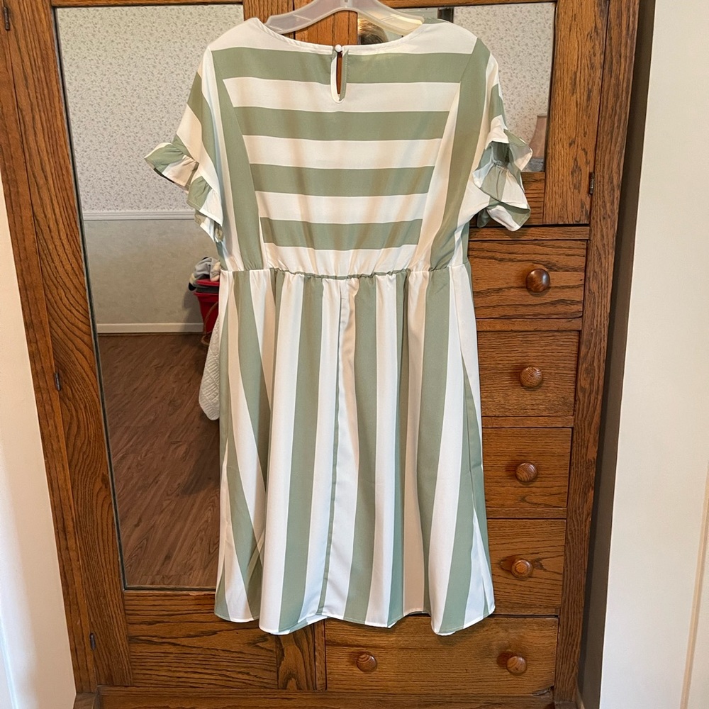 Women’s M Green Summer Dress - Picture 4 of 5